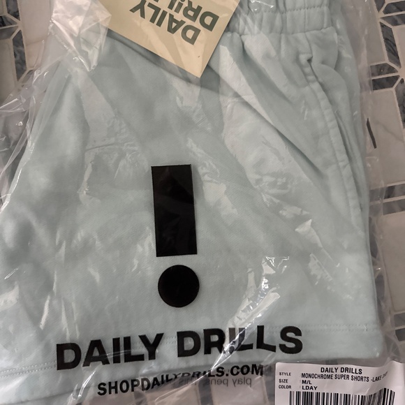 Daily Drills Monochrome lakeday oversized crew Xs/sm and shorts m/l NWT - Picture 4 of 5